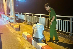 Công an ngăn cản kịp thời một thanh niên có ý định nhảy cầu