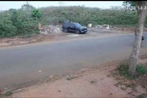 Lái ô tô đi đổ rác sai chỗ, người đàn ông bị phạt