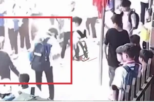Camera ghi cảnh nam sinh lớp 8 bị xịt nghi là hơi cay vào mặt