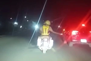 Cảnh sát mở đường đưa 2 nữ sinh bị thương đi cấp cứu