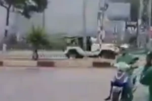 Tài xế ô tô dọa tông người từng múa võ, đòi đánh CSGT