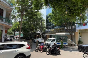Người đàn ông cố thủ gần 2 ngày trong quán cà phê đã buông dao