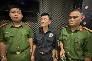 Bắt tạm giam người đàn ông cự cãi với tài xế xe ôm rồi lấy ô tô chạy ngược chiều đuổi theo