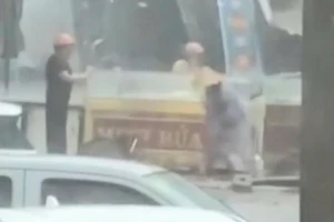 Gió lốc thổi bay tủ kính tiệm vàng ở Đắk Lắk