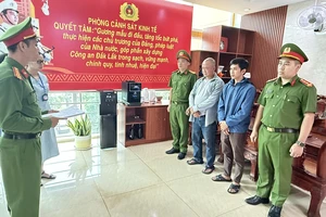 Khởi tố giám đốc và chủ sở hữu công ty vì buôn bán khóa, phụ kiện cửa giả nhãn hiệu lớn