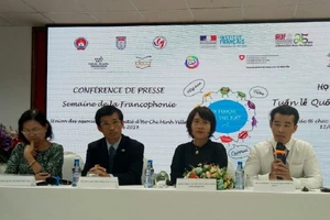 Học sinh tự tay nấu món Tây tại lễ hội Pháp ngữ