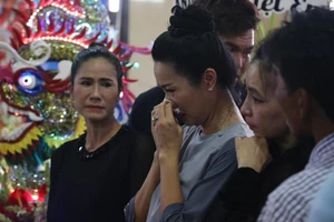 Nghệ sĩ nghẹn ngào viếng diễn viên Anh Vũ 