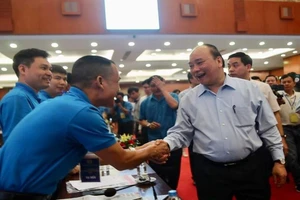 Thủ tướng Nguyễn Xuân Phúc gặp gỡ công nhân, lao động