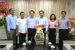 Liên đoàn Lao động TP.HCM thăm Báo Pháp Luật TP.HCM dịp 21-6