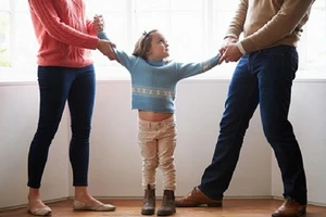 Vợ ngăn cản thăm con sau ly hôn, chồng phải làm sao?