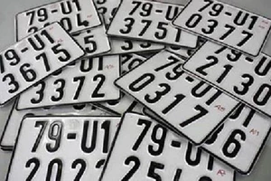 Biển số xe bị hư, mang ra tiệm làm mới được không?