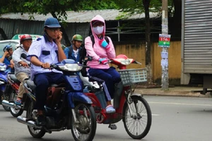 Lái xe máy bằng một tay, có bị phạt?