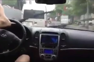 Dùng chân điều khiển vô lăng ô tô có bị phạt?