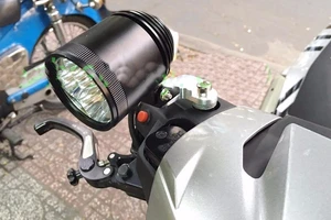 Lắp đèn trợ sáng cho xe máy có bị phạt?