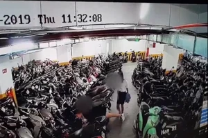 Nếu hai cô gái trộm mũ bảo hiểm, xử lý ra sao?