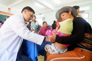 Được khám bệnh miễn phí, còn được quà tết