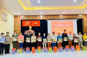 Báo Pháp Luật TP.HCM chung tay tặng quà tết cho người nghèo