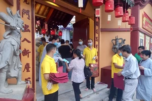 Nhà chùa phát khẩu trang cho Phật tử, khuyên không nên tụ tập