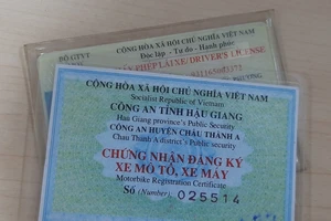 Sang tên xe, chủ xe phải nộp lại giấy đăng ký xe