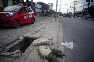 Đoạn mương không có nắp trên xa lộ Hà Nội