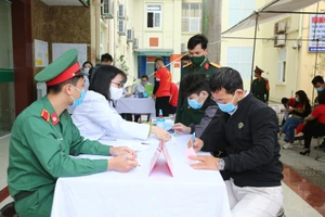 Người dân đăng ký tiêm thử nghiệm vaccine sáng 26-2. Ảnh: Hiền Minh