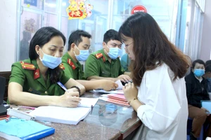 Công an thu thập thông tin của công dân làmCCCD. Ảnh: LÊ THOA
