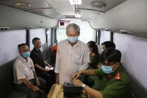 Cán bộ Phòng Cảnh sát quản lý hành chính về trật tự xã hội Công an TP.HCM làm CCCD gắn chip cho người dân tại khu phố 4, phường Linh Xuân, TP Thủ Đức. Ảnh: HOÀNG GIANG