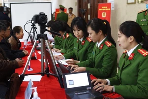 Công an TP Hà Nội cấp CCCD gắn chip cho người dân. Ảnh: TUYẾN PHAN