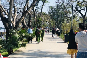 ực lượng chức năng đi tuyên tuyền, xử lý các trường hợp không đeo khẩu trang tại các địa điểm công cộng. Ảnh: NGUYỄN DO