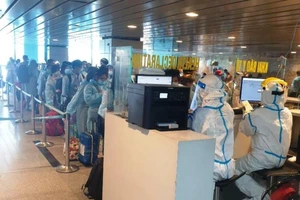 Công dân Việt Nam về từ Đài Loan làm thủ tục ở sân bay trước khi đến cách ly tại khách sạn. Ảnh: C.T.V