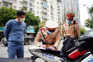 CSGT Hà Nội xử phạt người vi phạm. Ảnh: TUYẾN PHAN
