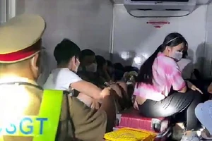 Các tài xế vụ xe đông lạnh chở 15 người ‘thông chốt’ bị xử lý ra sao?