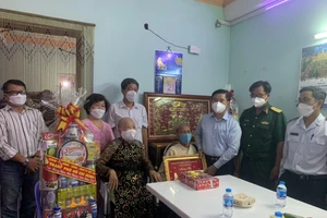 Đoàn đại biểu TP.HCM chúc Tết cụ ông 100 tuổi