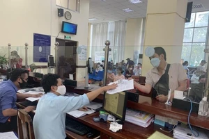 Người dân đến Sở Tư pháp TP.HCM làm các thủ tục hộ tịch đầu năm 2022. Ảnh: TRÚC PHƯƠNG