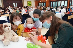  Lễ giao nhận con nuôi cho 91 gia đình các nước Châu Âu do UBND TP.HCM tổ chức vào tháng 10-2021. Ảnh: NGÂN NGA