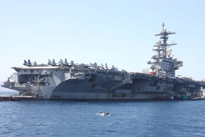 Tàu sân bay USS George H.W. Bush trong một chuyến thăm cảng Haifa. Ảnh: JPOST