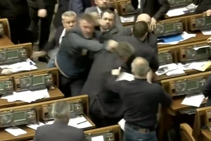 Quốc hội Ukraine phải dừng họp trong ngày 20-12 vì cuộc ẩu đả. Ảnh: NBC