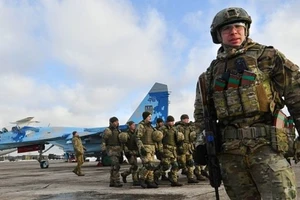 Ukraine dỡ bỏ thiết quân luật dù vẫn căng thẳng với Nga