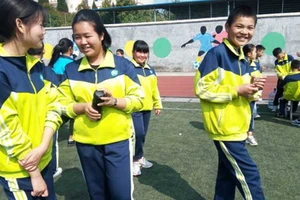 Trung Quốc dùng 'đồng phục thông minh' ngăn học sinh cúp học