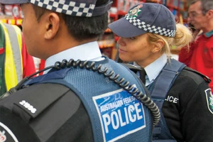 Úc bắt giữ nghi phạm gửi "bưu phẩm lạ"