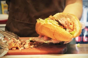 Ăn bánh mì Việt Nam ở Úc, 11 người nhập viện