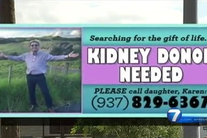 Phụ nữ gốc Việt dùng biển quảng cáo tìm thận cho cha bị bệnh