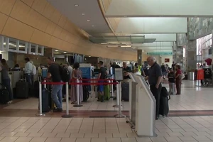 Mang súng đến sân bay, một người gốc Việt đối mặt 20 năm tù