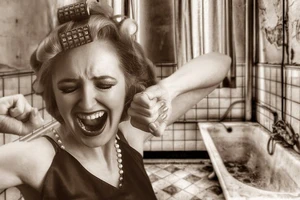 Chồng nhốt vợ trong phòng tắm vì nghi dính COVID-19