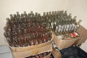 44 người Iran chết vì lầm tưởng uống rượu có thể trị COVID-19 