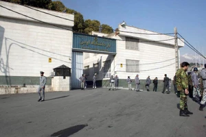 COVID-19 Iran: Tạm thả 85.000 tù nhân, đóng cửa các đền thờ