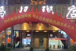 Nhà hàng Trung Quốc bị lên án vì biểu ngữ mừng Mỹ trúng dịch