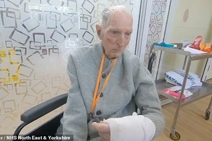 Cựu binh 99 tuổi sống sót qua Thế chiến 2 đánh bại COVID-19