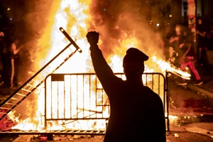 Báo Trung Quốc nói về bạo loạn sau vụ người da màu chết ở Mỹ