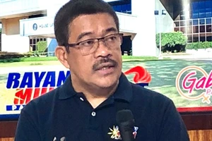 Biển Đông: Nghị sĩ Philippines lo quan hệ gần gũi Duterte-Tập